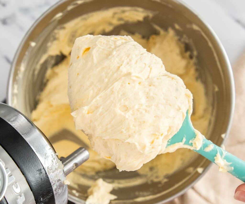 Mousseline cream on a spatula.